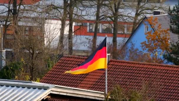 Német Zászló Őszi Város Háztetői Felett Német Vörös Sárga Fekete — Stock videók