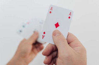 Kart oyunları. Masa oyunları. Karo ası elinde, parlak bir arkaplanda. Şans. 