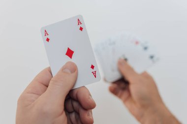 Karo ası, arka planda hafif bir kart oyunu. Masa oyunları.. 