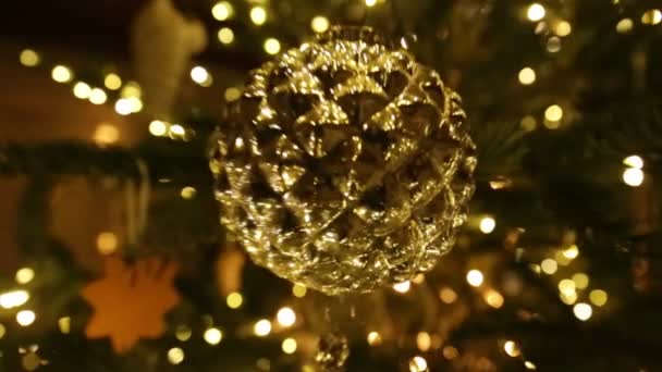 Árbol Navidad Una Habitación Oscura Distancia Guirnaldas Brillantes Fondo Del — Vídeo de stock