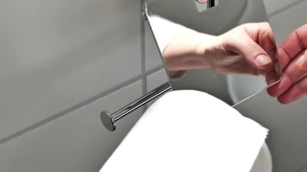 Tuvalet Kağıdı Banyo Malzemeleri Eller Tuvalet Kağıdını Bir Tutacağa Koyuyor — Stok video
