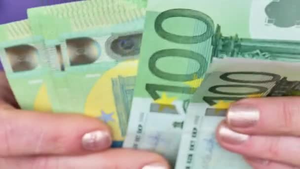 Honderd Euro Groene Biljetten Vrouwelijke Handen Verdiensten Van Vrouwen Europa — Stockvideo