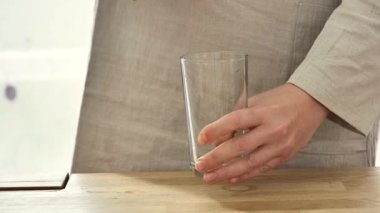 - Su. İçme modu. Bir kadın bardağa şeffaf su döker. Yavaş hareket et. Su bardağını temizle. 4k görüntü