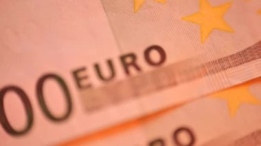 Euro banknotu. Avrupa 'da döviz kuru. 100 avroluk kırmızı ışık paketi. Avrupa Birliği ülkeleriyle Avrupa para birimi enflasyonu.