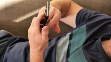 İnternette ara. Cep telefonu bir adamın elinde. Telefonda sörf yapıyor. İnternet alışverişi, flört, bilgi araması. 4k görüntü