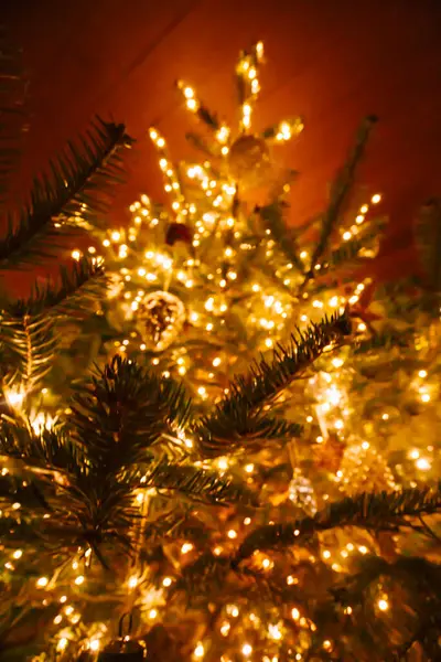 Árbol Navidad Hermoso Fondo Festivo Con Luces Guirnalda Guirnaldas Brillantes —  Fotos de Stock