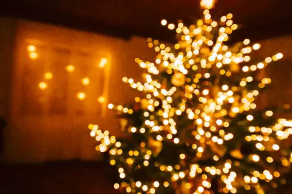 Weihnachtszimmer Schöne Festliche Hintergrund Mit Girlanden Lichter Schimmernde Girlanden Auf — Stockfoto