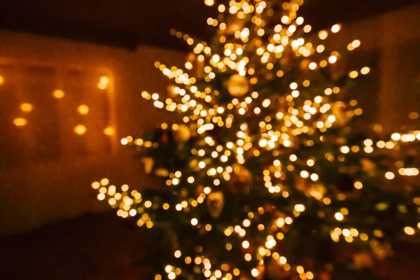 圣诞树背景上闪闪发光的花环 圣诞树在黑暗的房间里 美丽的节日背景配以花环灯 美丽的圣诞背景 — 图库照片