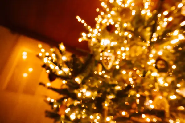 Weihnachtsbaum Einem Dunklen Zimmer Schöner Festlicher Hintergrund Mit Lichtergirlanden Schimmernde — Stockfoto