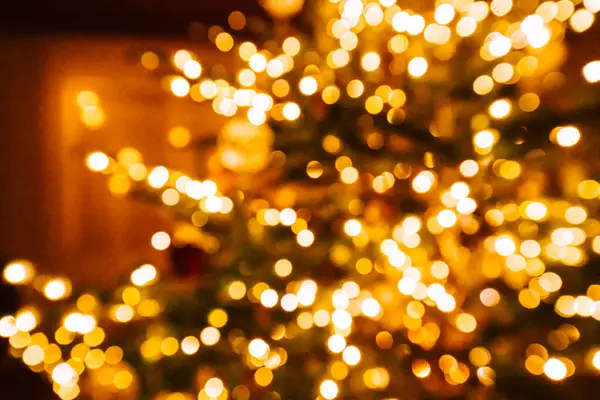 Árbol Navidad Una Habitación Oscura Fondo Festivo Con Luces Guirnalda —  Fotos de Stock