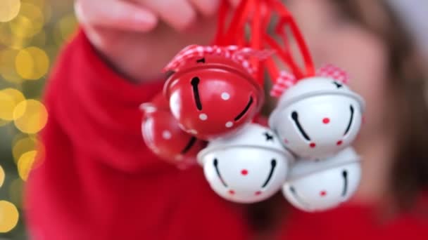 Дзвони Ялинку Білі Червоні Різдвяні Дзвони Крупним Планом Новорічні Прикраси — стокове відео