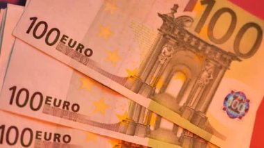 100 euro banknot. Avrupa 'da döviz kuru. 100 Euro 'luk paket. 4k görüntü