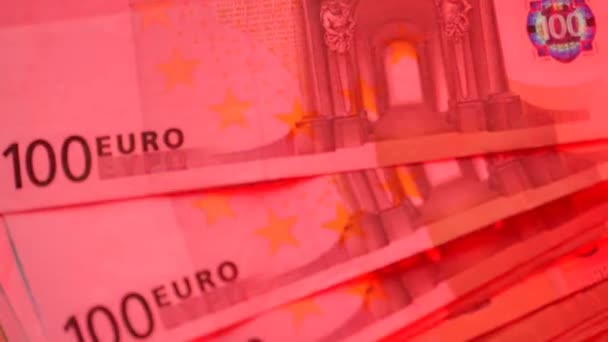 一百欧元的粉丝在闪烁的红光和蓝光 100欧元钞票 4K镜头 — 图库视频影像