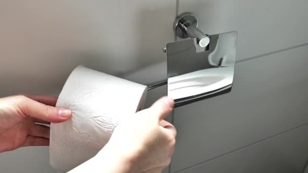 Rolka Papieru Toaletowego Ręce Wkładanie Rolki Papieru Toaletowego Uchwytu Higiena — Wideo stockowe