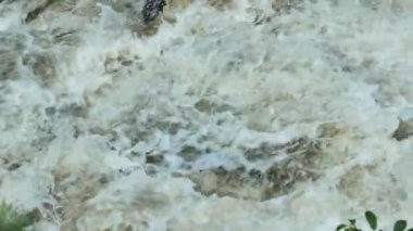 kaynayan su akıntısı. Yavaş hareket. Fırtına nehri. Damlalar ve su damlaları. 4k görüntü