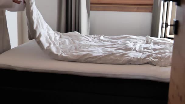 Bed Making Woman Accappatoio Bianco Diffonde Una Coperta Una Stanza — Video Stock