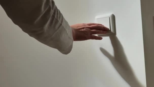 电源开关 合理的用电量 女人的手把房间里的灯关掉了 能源和电力 房屋内的照明设备4K镜头 — 图库视频影像