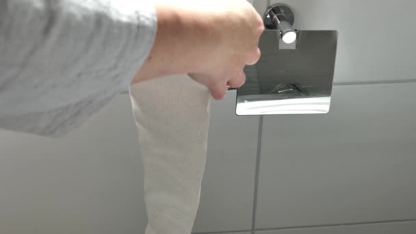 Tuvalet Kağıdı Rulosu Eller Bir Rulo Tuvalet Kağıdını Tutacağa Koyuyor — Stok video