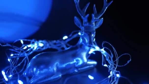크리스마스 사슴과 배경에 빛나는 파란색 크리스마스 동영상 — 비디오