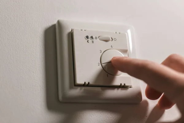 Χέρι Ανάβει Καλοριφέρ Ζεστά Πατώματα Αλλάζουν Έλεγχος Θέρμανσης Στο Σπίτι — Φωτογραφία Αρχείου