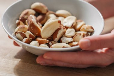 Brezilya fındığı, ahşap bir masanın üzerinde yakın plan bir fındıkta. Sağlıklı şişkolar. Fındık ve tohumlar diyette. Keto diyet malzemesi. Faydalı sağlıklı atıştırmalık..