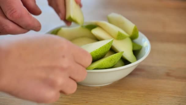 Perla Rebanada Corte Frutas Las Manos Toman Rodajas Pera Plato — Vídeos de Stock