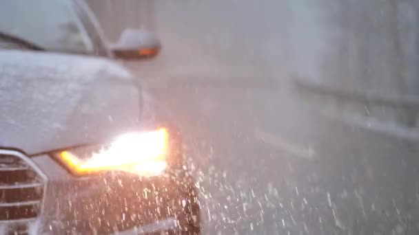 Samochód Pod Śniegiem Włączonymi Reflektorami Śnieżna Pogoda Zatrzymanie Samochodu Śniegu — Wideo stockowe