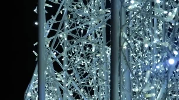 Χριστουγεννιάτικες Διακοσμήσεις Εγκατάσταση Γιρλάντες Λαμπερά Φώτα Από Δροσερές Χρωματιστές Γιρλάντες — Αρχείο Βίντεο