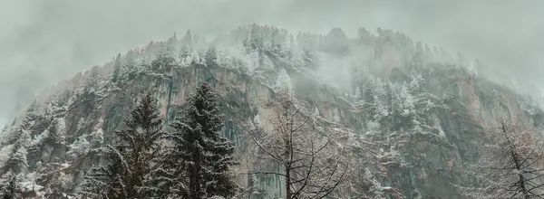 多云的天空下的山地冬季风景 白云覆盖的雪山山峰 Hohe Tauer Mountains Sky Gloomy Tone — 图库照片