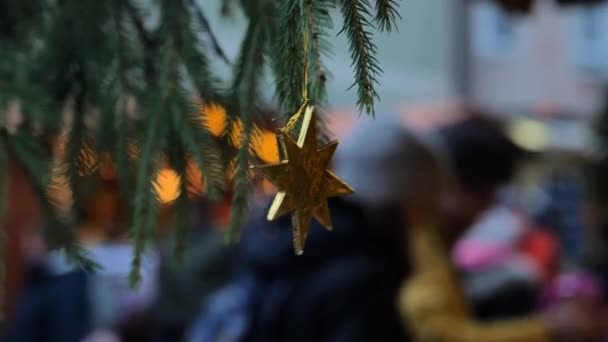 Noel Pazarında Spruce Şubelerinde Altın Yıldız Noel Akşamı Pazarında Insanlar — Stok video