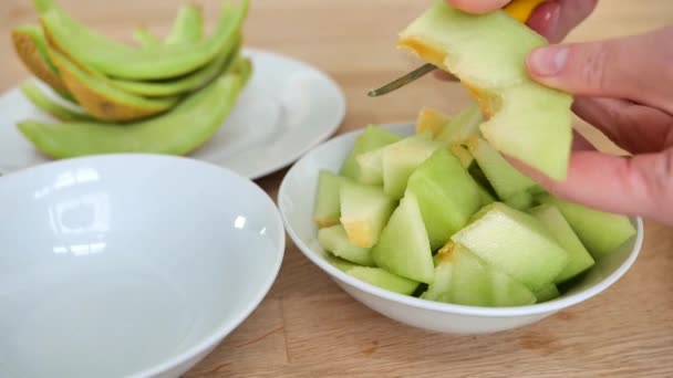 Kawałki Melona Białych Talerzach Kawałek Dojrzałego Melonu Hands Cięcia Plasterki — Wideo stockowe