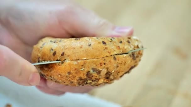 Buns Para Mãos Pequeno Almoço Cortar Pão Com Sementes Gergelim — Vídeo de Stock