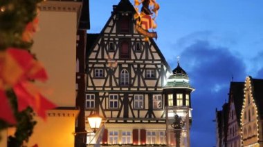 Noel 'de Rothenburg' da akşamları Tauber 'de. Eski evlerde sabun köpükleri ve karanlık akşam gökyüzü arka planında. Almanya 'da eski bir Noel kasabası. 4k görüntü