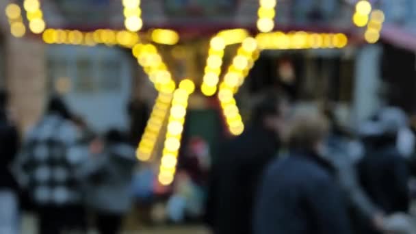 圣诞市场 古城广场上闪闪发光的旋转木马和一群欢庆的人们 模糊的焦点 圣诞节在欧洲 喜庆的温馨心情 4K镜头 — 图库视频影像
