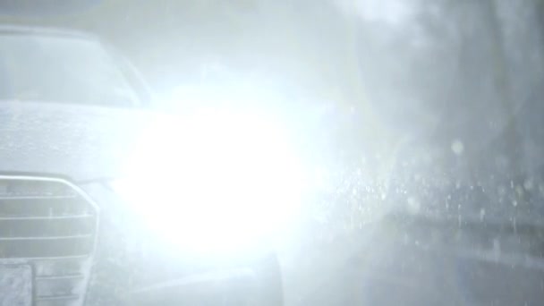Śnieg Drodze Zatrzymywanie Samochodu Śniegu Spalanie Reflektora Ruch Wycieraczek Szyby — Wideo stockowe