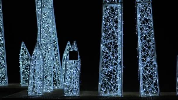 Weihnachtsstraßendekoration Eisdekorationen Aus Girlanden Auf Schwarzem Hintergrund Installation Mit Girlanden — Stockvideo