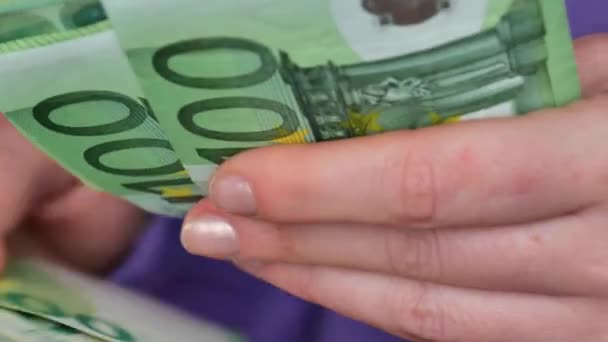 女性のショッピング 女性の手で100ユーロ ヨーロッパの女性の朝 欧州連合におけるWomensビジネス 4K映像について — ストック動画