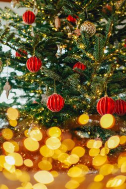 Noel ağacı, kırmızı toplar ve parlak çelenk. Noel duvar kâğıdı. Güzel geleneksel festival arka planı. Tatil çelenkleri bokeh arkaplan.