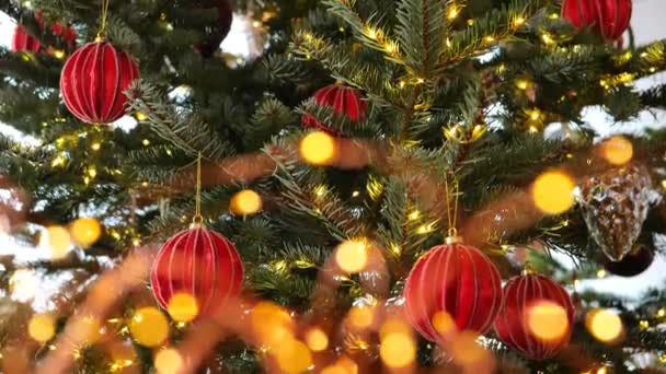 圣诞树 红球和闪亮的花环 圣诞墙纸 假日花环的背景 4K镜头 — 图库视频影像