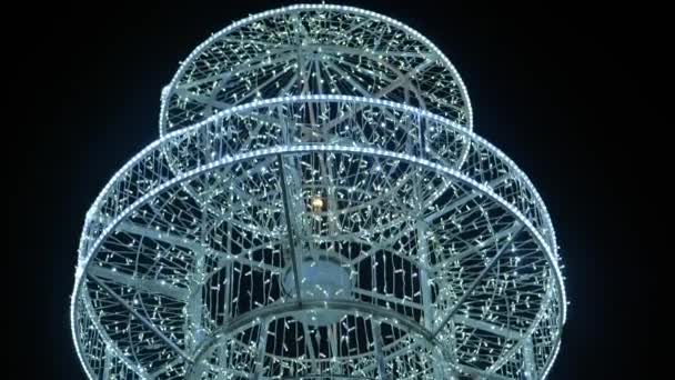 Torony Csillogó Koszorúk Sötétben Karácsonyi Installációk Koszorúk Ragyogó Dekoratív Nyaralás — Stock videók