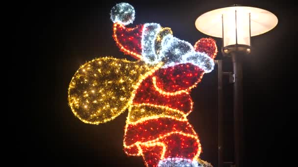 Télapó Ragyogó Alakja Sötétben Karácsonyi Nyaralás Háttér Mikulással Light Installáció — Stock videók