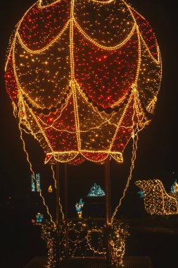  Balon, çelenklerden yapılmış kızaklı ren geyiği. Noel için sokak dekorasyonu. Noel tatili arka planı. Çelenklerden yapılmış hafif kurulum..