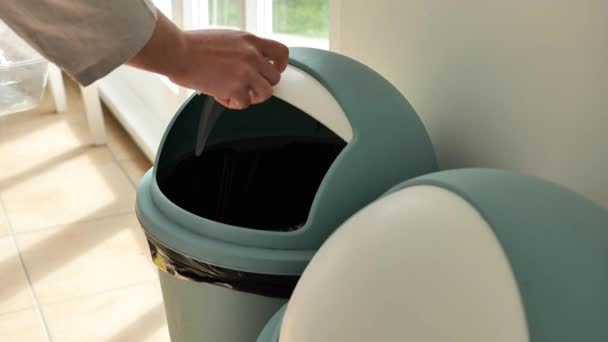 Mülltrennung Zero Waste Concept Womans Hand Wirft Plastikmüll Einen Grauen — Stockvideo