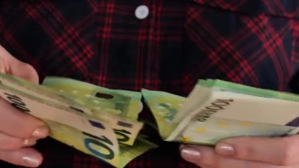 Cien Billetes Euros Manos Femeninas Mano Contaba Dinero Euros Ingresos — Vídeo de stock