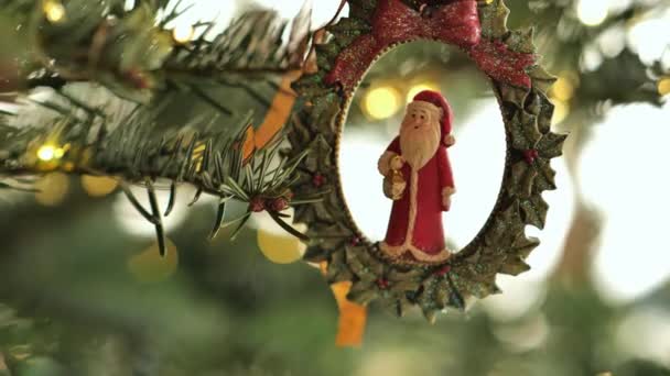 Julens Vintageleksaker Jultomten Statyett Gran Gren Närbild Dekorera Julgran Med — Stockvideo