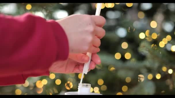 圣诞的气息 手把白色的木棍放进香味的散发筒里 在圣诞树的背景上撒满香草 橙子和肉桂的香味 芬芳散发出香味 — 图库视频影像