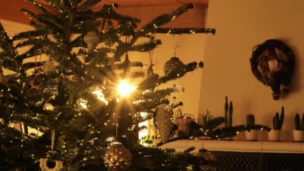 Vánoční Stromek Hračkami Paprscích Západu Slunce Home Dekorace Zimní Prázdniny — Stock video