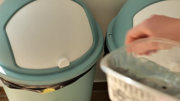 Plastikowe Odpady Ręka Kobiety Wyrzuca Plastikowe Śmieci Szarego Zużytego Śmietnika — Wideo stockowe