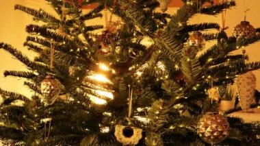 Gün batımında oyuncaklarla Noel ağacı. Kış tatili için ev dekorasyonu. 4k görüntü