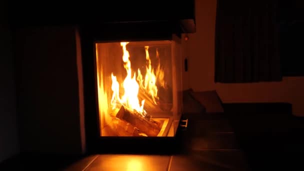 在黑暗的房间里焚烧壁炉 用壁炉加热房子 保暖季节冬季舒适的室内 有壁炉 火在黑暗中的壁炉中燃烧 4K镜头 — 图库视频影像
